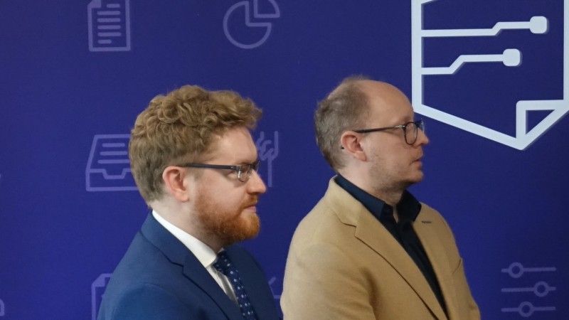 W środę w siedzibie NASK odbyła się konferencja, na której Instytut, resort cyfryzacji i COI zaprezentowali nowy system EZD RP. W styczniu 2028 roku zastąpi on papier w urzędach.