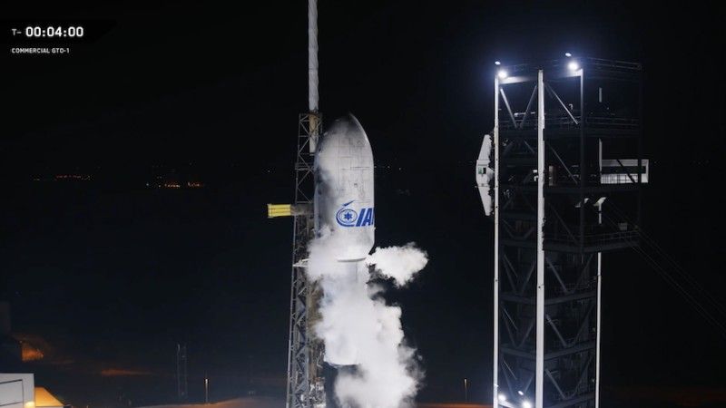 Rakieta Falcon 9 przed startem z izraelskim satelitą telekomunikacyjnym.