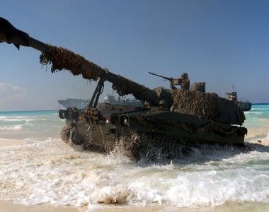 Hiszpańska 155 mm haubica samobieżna M109A5 dokonuje desantu na egipską plażę podczas ćwiczenia Bright Star 01/02, październik 2001 roku.