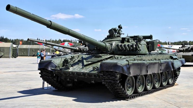 Czołg podstawowy T-72A, na przednich powierzchniach wieży, widoczne wyrzutnie granatów dymnych 902 "Chmura" kalibru 81 mm.