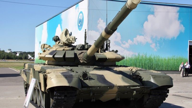 Zmodernizowany czołg T-72A, z przodu kadłuba moduły wybuchowego pancerza reaktywnego Relikt, na wieży i burtach kadłuba, Kontakt-5.