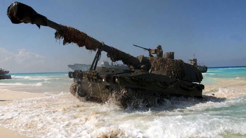 Hiszpańska 155 mm haubica samobieżna M109A5 dokonuje desantu na egipską plażę podczas ćwiczenia Bright Star 01/02, październik 2001 roku.