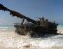 Hiszpańska 155 mm haubica samobieżna M109A5 dokonuje desantu na egipską plażę podczas ćwiczenia Bright Star 01/02, październik 2001 roku.