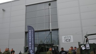 Prezentowany na targach Granice 2025 samochód terenowy Mercedes-Benz G350 z zamontowaną na podnoszonym maszcie głowicą optoelektroniczną Sight-25HD