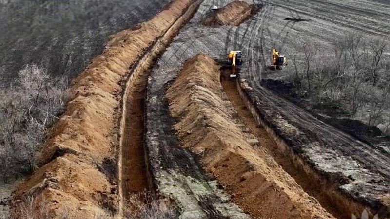 Budowa rowów przeciwczołgowych przez ukraińskie wojska. Maj 2025.