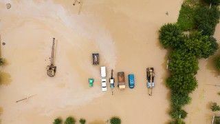 samochody zalane przez powódź, widok z lotu ptaka