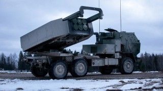Wieloprowadnicowa wyrzutnia rakietowa M142 HIMARS.