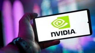 NVIDIA jest liderem na rynku sztucznej inteligencji. Z jej rozwiązań korzystają tysiące firm na świecie.
Co sprawia, że NVIDIA osiągnęła tak silną pozycję i dlaczego jej technologie są tak powszechnie stosowane przy rozwoju AI?