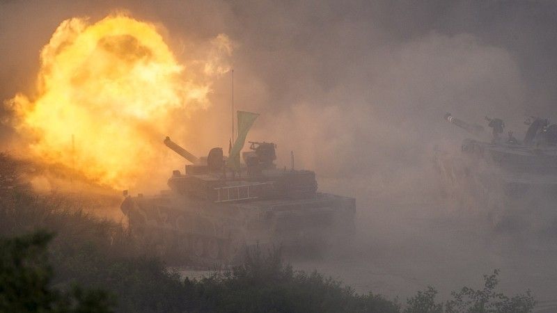 Czołgi K2 w trakcie strzelań.