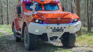 Opancerzony pojazd gaśniczy CZS 15 Triton należący do Obrony Cywilnej Brandenburgii.