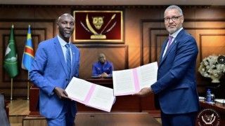 Obaj mężczyźni trzymają kopię umowy