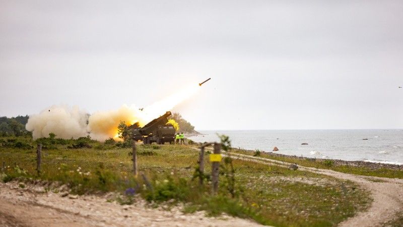 Estońskie wieloprowadnicowe wyrzutnie rakietowe M142 HIMARS podczas pierwszego strzelania.