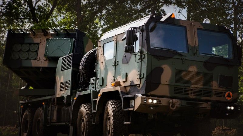 Wieloprowadnicowa wyrzutnia rakietowa Homar-K podczas szkolenia artylerzystów 23 Śląskiego Pułku Artylerii z Bolesławca.