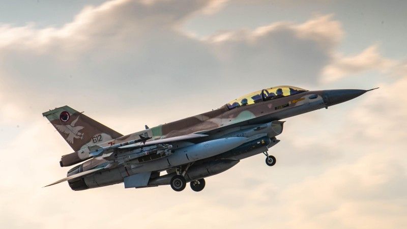 Izraelski myśliwiec F-16 z rakietami Sidewinder i Python