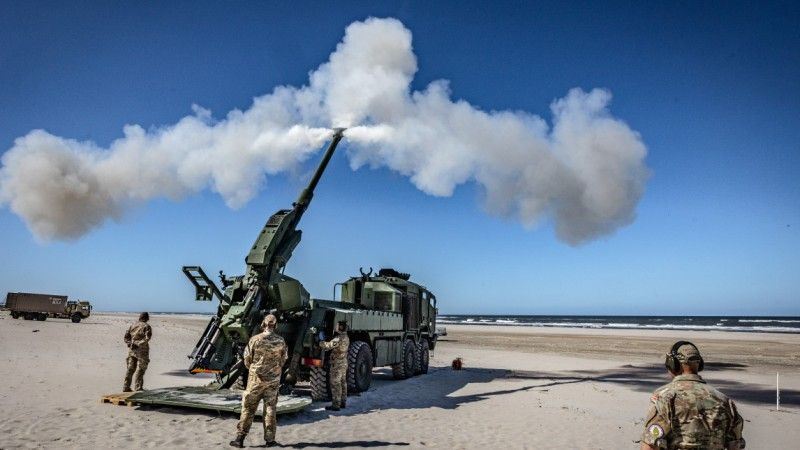 Duńska armatohaubica ATMOS 2000 podczas strzelań z pocisków Excalibur na terenie poligonu Yuma Proving Ground.