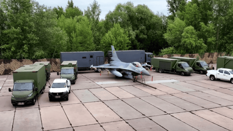 Projekt 61 pozuje na tle "muzealnego" F-16A