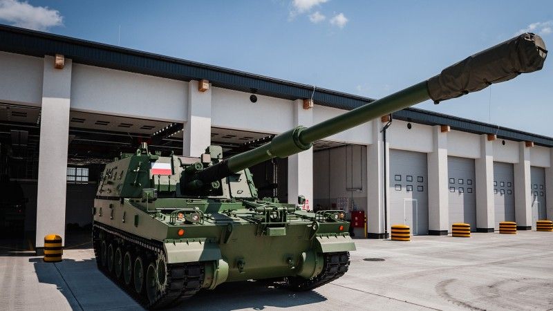 Armatohaubica K9A1 w hangarze należącym do Dywizjonu Artylerii Samobieżnej podlegającego pod 1. Warszawską Brygadę Pancerną.