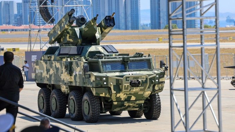Kołowy transporter opancerzony PARS SCOUT 8x8 w wersji artyleryjsko-rakietowego zestawu przeciwlotniczego, noszącego nazwę BURÇ który opracowany został wspólnie przez FNSS i Roketsan.