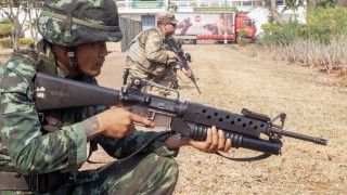 Żołnierz wojsk lądowych Tajlandii w trakcie wspólnych ćwiczeń z wojskami USA.