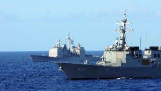 Koreański niszczyciel ROKS „Sejong Daewang” (DDG 991) i amerykański krążownik USS „Chosin” (CG 65) podczas ćwiczenia RIMPAC 2010.