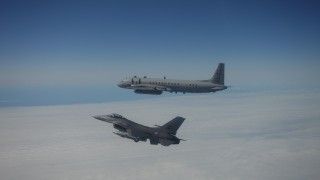 Portugalski myśliwiec wielozadaniowy F-16AM podczas przechwycenia rosyjskiego samolotu rozpoznawczego Ił-20M w ramach Baltic Air Policing.