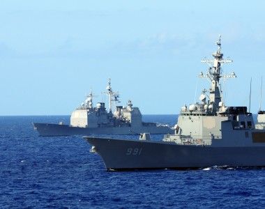 Koreański niszczyciel ROKS „Sejong Daewang” (DDG 991) i amerykański krążownik USS „Chosin” (CG 65) podczas ćwiczenia RIMPAC 2010.