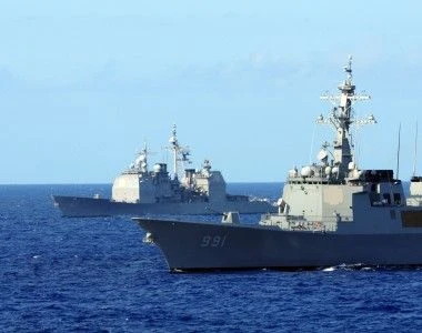 Koreański niszczyciel ROKS „Sejong Daewang” (DDG 991) i amerykański krążownik USS „Chosin” (CG 65) podczas ćwiczenia RIMPAC 2010.