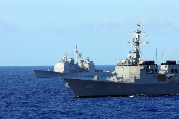 Koreański niszczyciel ROKS „Sejong Daewang” (DDG 991) i amerykański krążownik USS „Chosin” (CG 65) podczas ćwiczenia RIMPAC 2010.