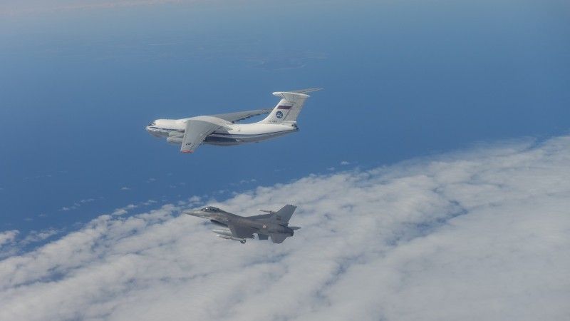 Portugalski myśliwiec wielozadaniowy F-16AM podczas przechwycenia rosyjskiego samolotu Ił-76 w ramach Baltic Air Policing.