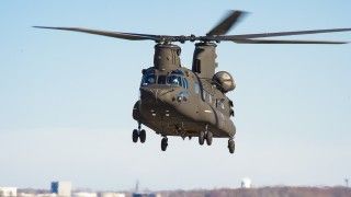 Śmigłowiec transportowy Boeing CH-47F Chinook Block II w locie.