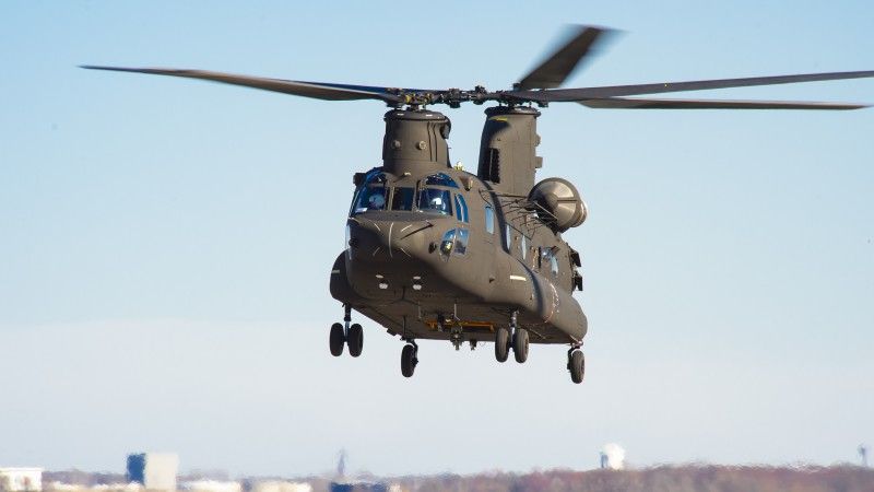 Śmigłowiec transportowy Boeing CH-47F Chinook Block II w locie.