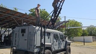 Samochód opancerzony Senator należący do mołdawskiej Brygady Sił Specjalnych Policji "Fulger".