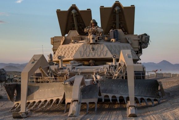 Amerykański czołg saperski M1150 Assault Breacher Vehicle (ABV) na ćwiczeniach w Fort Irwin w stanie Kalifornia.