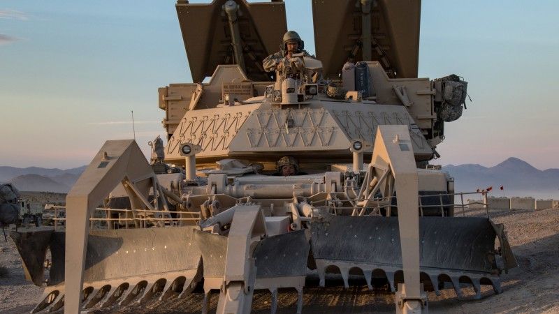 Amerykański czołg saperski M1150 Assault Breacher Vehicle (ABV) na ćwiczeniach w Fort Irwin w stanie Kalifornia.