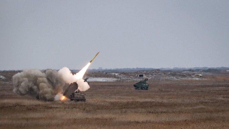 Francuska wieloprowadnicowa wyrzutnia rakietowa M270 LRU oraz amerykańskie M142 HIMARS.