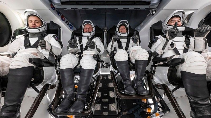 Załoga misji Crew-11 na pokładzie statku kosmicznego Dragon 2 Endeavour.