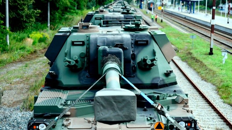 Armatohaubice Krab należące do 5. Lubuskiego Pułku Artylerii podczas transportu kolejowego.