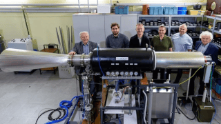 Od lewej: prof. dr hab. inż. Kazimierz Jakubiuk, dr inż. Mikołaj Nowak, technik Piotr Koryncki, mgr inż. Dariusz Pasieczny, inż. Paweł Bawolski, dr inż. Józef Czucha