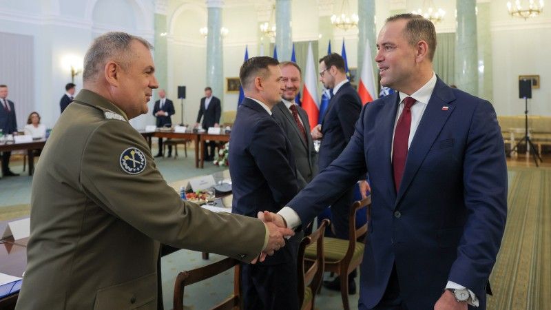 Karol Nawrocki, jeszcze jako prezydent-elekt, i szef Sztabu Generalnego gen. Wiesław Kukuła podczas Rady Bezpieczeństwa Narodowego