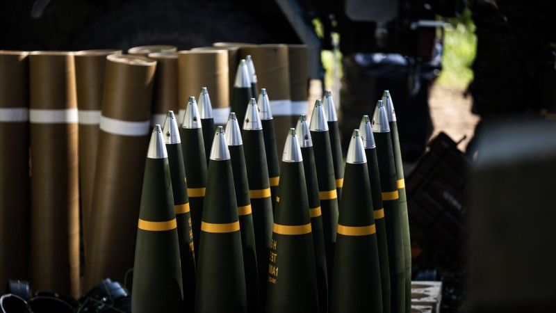 Amunicja artyleryjska kal. 155 mm oraz tubusy z modułowymi ładunkami miotającymi.