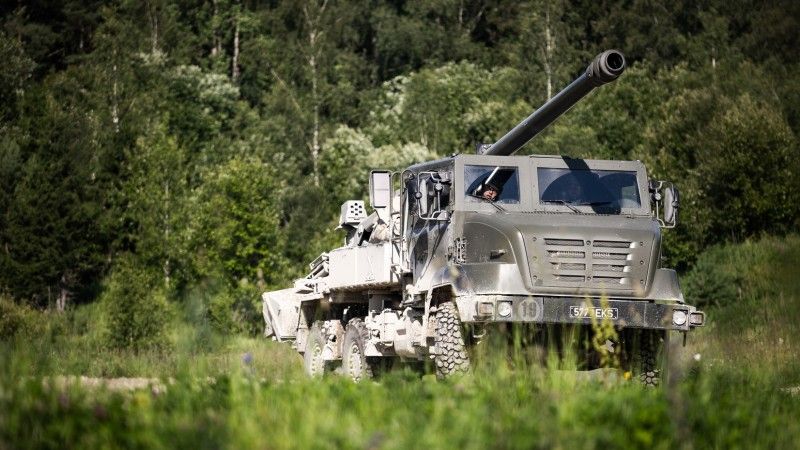 Estońska armatohaubica CAESAR podczas ćwiczeń.