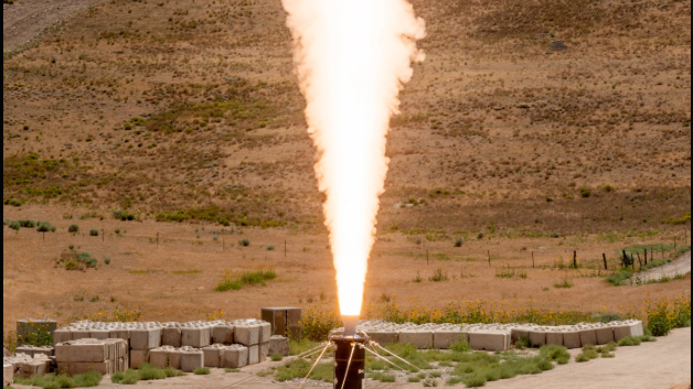 Nowy silnik rakietowy na paliwo stałe firmy Northrop Grumman podczas testów.