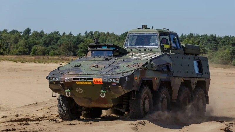 Kołowy transporter opancerzony Boxer w odmianie pojazdu do nauki jazdy (zdjęcie poglądowe).