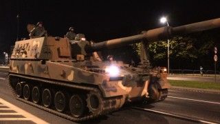 Nocna próba do defilady na okoliczność Święta Wojska Polskiego w Warszawie. Na zdjęciu polska armatohaubica samobieżna K9 Thunder.