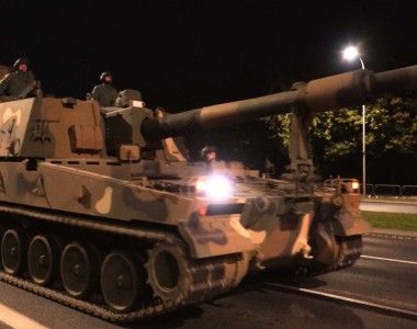 Nocna próba do defilady na okoliczność Święta Wojska Polskiego w Warszawie. Na zdjęciu polska armatohaubica samobieżna K9 Thunder.