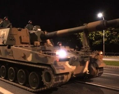 Nocna próba do defilady na okoliczność Święta Wojska Polskiego w Warszawie. Na zdjęciu polska armatohaubica samobieżna K9 Thunder.