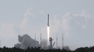 Moment startu rakiety Falcon 9 z Przylądka Canaveral na Florydzie.