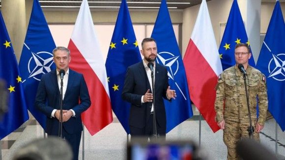 Minister cyfryzacji Krzysztof Gawkowski, szef MON Władysław Kosiniak-Kamysz, dowódca DKWOC gen. dyw. Karol Molenda
