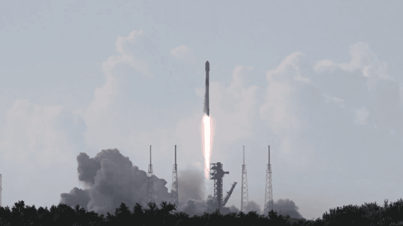 Moment startu rakiety Falcon 9 z Przylądka Canaveral na Florydzie.