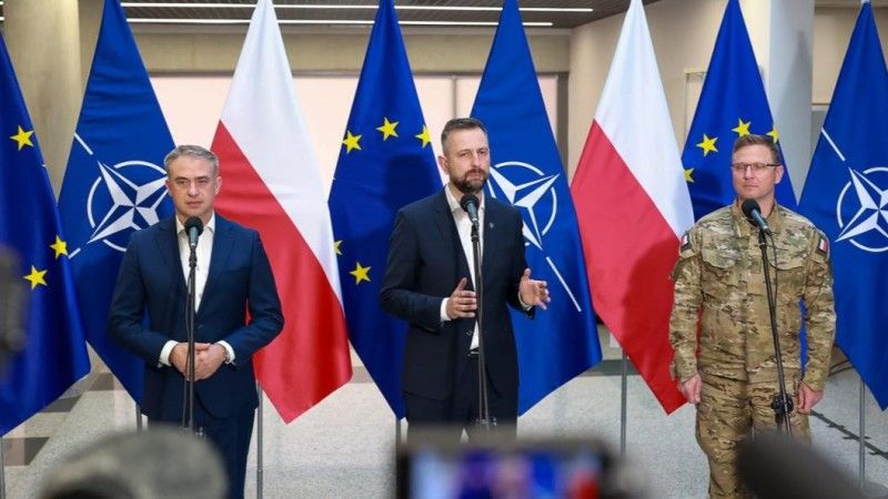 Minister cyfryzacji Krzysztof Gawkowski, szef MON Władysław Kosiniak-Kamysz, dowódca DKWOC gen. dyw. Karol Molenda